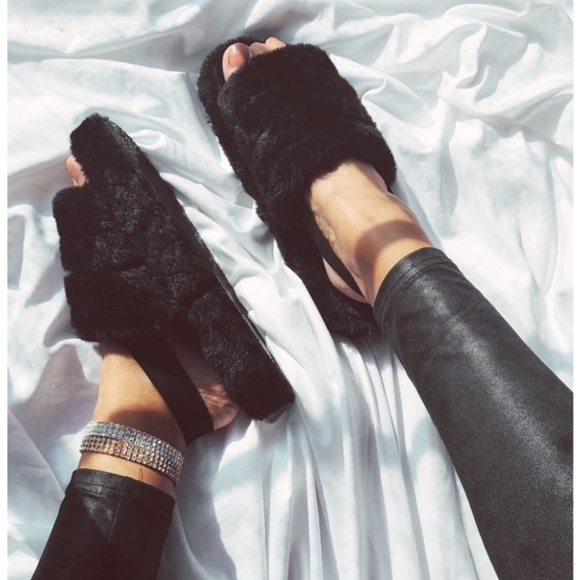 🚨LAST CHANCE// Black fur slides - Picture 3 of 4